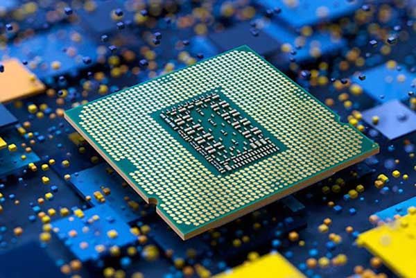پردازنده یا CPU به‌لحاظ فیزیکی یک تراشه سیلیکونی است
